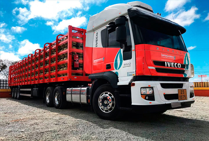 Carreta carregada de gás empresa Gasmaster Supergasbras